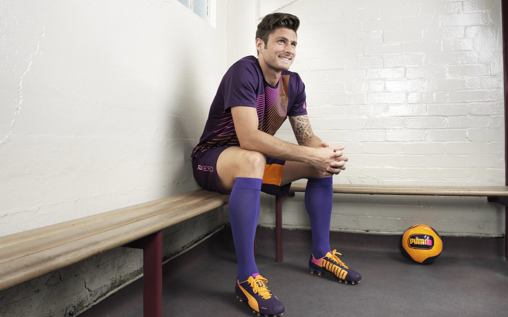 博洛尼亚中锋持球推进吸引多人防守，博洛尼亚队阵容